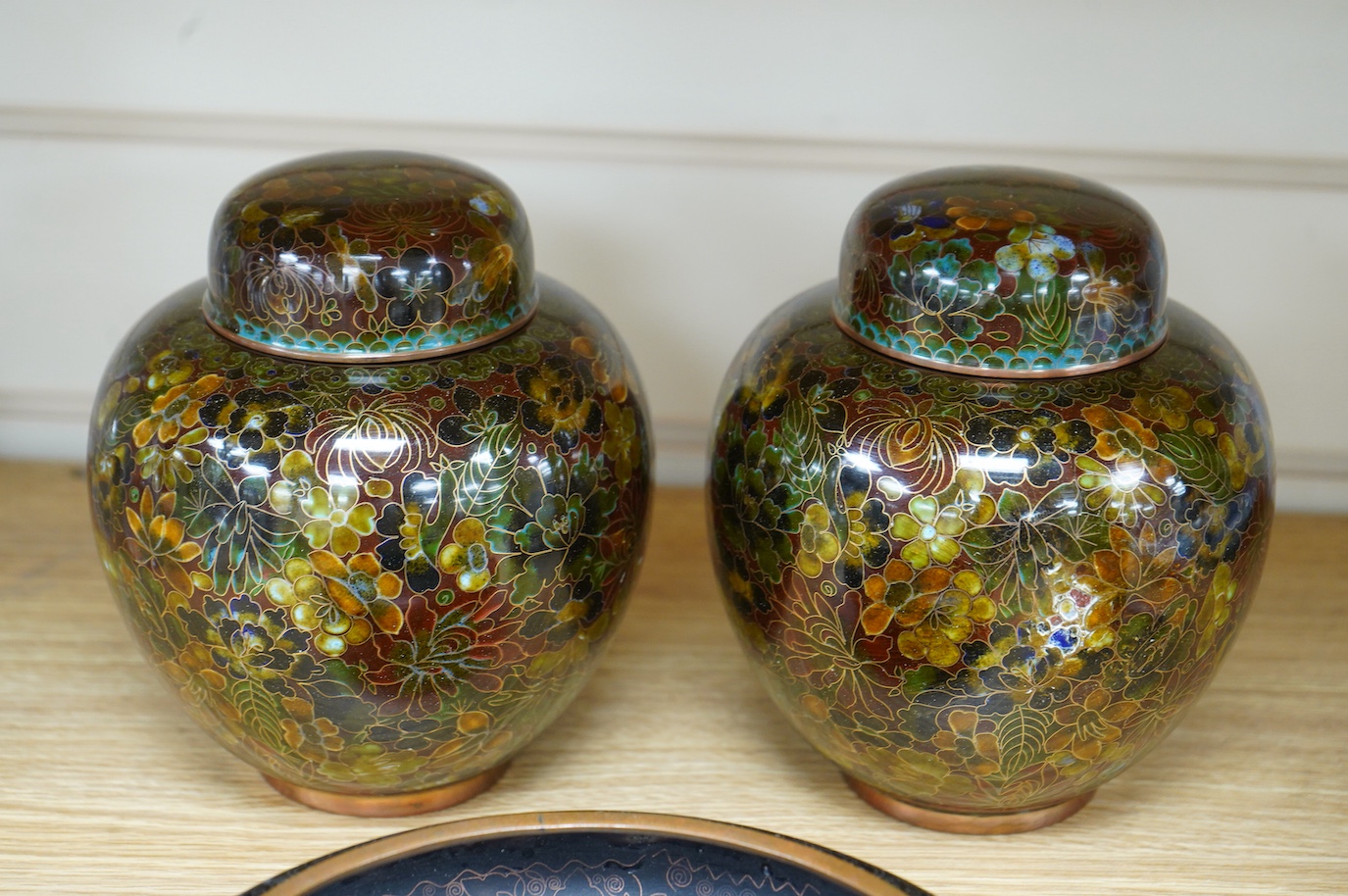A pair of lidded Japanese cloisonné vases and a cloisonné dish, 20cm
